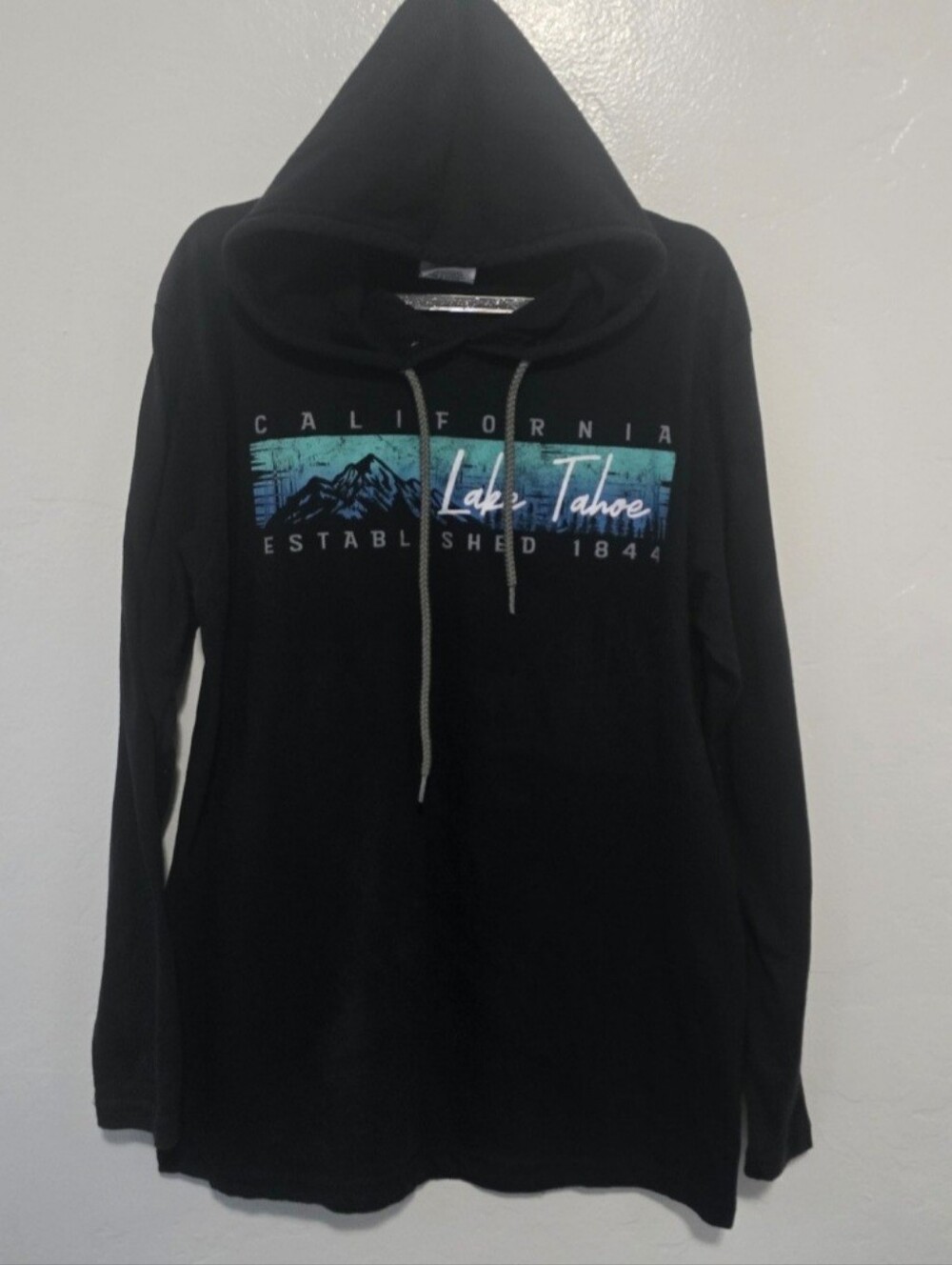 Prairie mountain Women's medium lake tahoe graphic long-sleeved hoodie